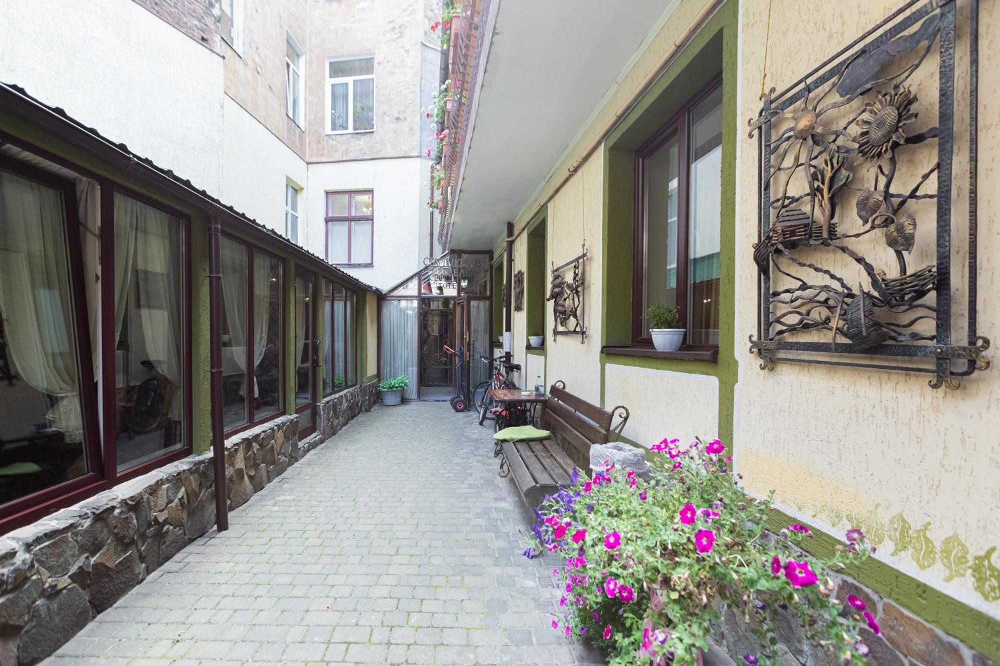 Staryi Krakiv Hotel Lviv Bagian luar foto