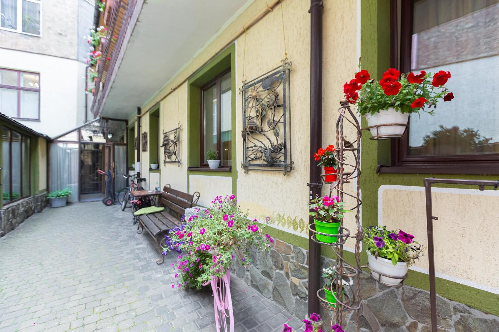Staryi Krakiv Hotel Lviv Bagian luar foto