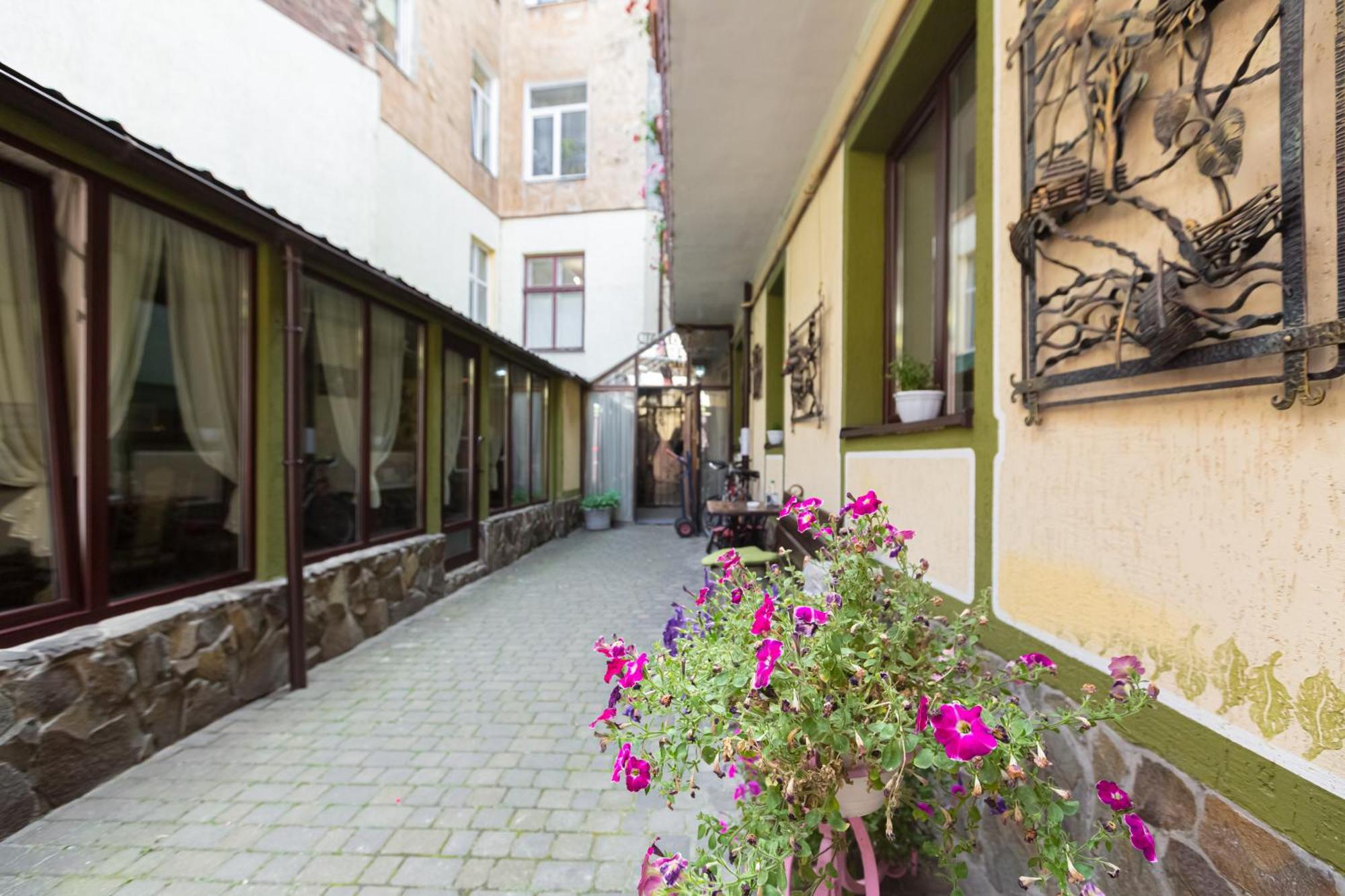 Staryi Krakiv Hotel Lviv Bagian luar foto